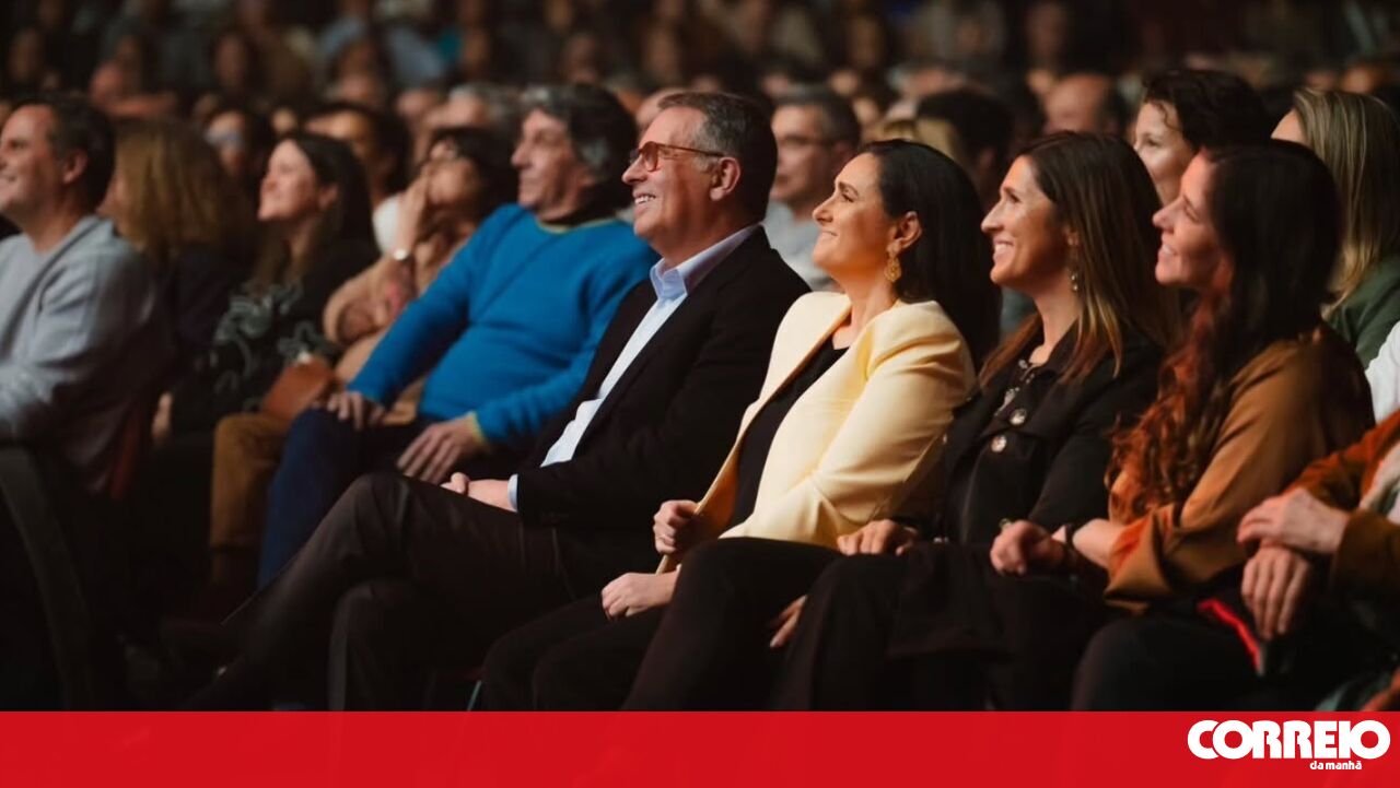 António José Seguro enjoys himself with his wife at a Trovante concert