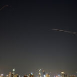 Defesa aérea israelita dispara para intercetar mísseis durante um ataque iraniano sobre Tel Aviv