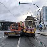 Elétrico e camião de transporte excepcional colidiram em Alcântara