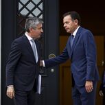 Primeiro-ministro, Luís Montenegro, e o secretário-geral do PS, José Luís Carneiro