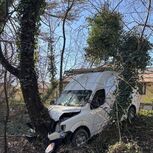 A carrinha conduzida por Tiago Sousa Martins após ter sido baleado