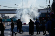 Manifestantes iraquianos perto da embaixada dos EUA, em Bagdade