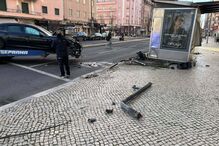 Despista-se a alta velocidade, derruba semáforos e destrói quiosque: condutor fugiu em Lisboa