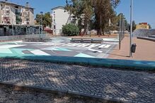 Campo de jogos renovado com padrões geométricos e equipamentos desportivos