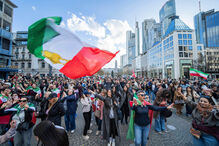Pessoas celebram a morte de Khamenei, líder supremo do Irão, em Frankfurt, na Alemanha.