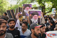 Muçulmanos protestam contra o ataque dos EUA e Israel ao Irão e o assassinato do líder supremo, Ali Khamenei, em Nova Deli, Índia.