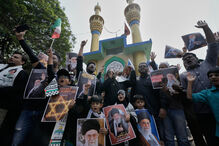 Muçulmanos seguram fotografias do líder supremo do Irão, Ali Khamenei, durante um protesto contra os EUA e Israel em Hyderabad, Índia.