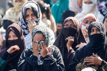 Mulheres da comunidade muçulmana protestam contra o assassinato do líder supremo iraniano, Ali Khamenei, em Lucknow, Índia.