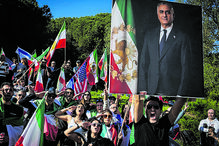 Celebração. Dezenas de iranianos juntaram-se em Lisboa para festejar a morte de Khamenei e pedir o regresso do filho do xá