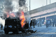 Fúria. Manifestantes atacaram o consulado dos EUA em Carachi, Paquistão.Confrontos com a polícia fizeram 22 mortos