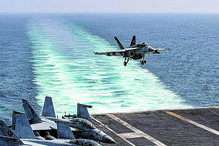 Ofensiva. Caça F/A-18E norte-americano aterra no porta-aviões ‘USS Abraham Lincoln’ após mais um ataque contra alvos no Irão