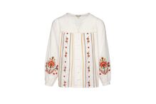 Camisa branca bordada com flores, ideal para um visual leve e primaveril