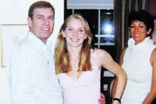 André Mountbatten Windsor com Virginia Giuffre - que o acusou de abuso sexual quando ainda era menor - e com Ghislaine Maxwell (à direita), a principal cúmplice de Jeffrey Epstein