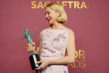 Michelle Williams comemora prémio nos Screen Actors Guild Awards