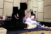 O cirurgião plástico de Nova Iorque Jess Ting realizou uma cirurgia a uma jovem na mesa de jantar de Jeffrey Epstein