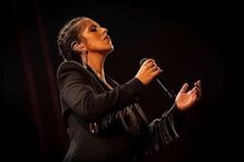 Sara Correia apresenta 'Tempestade' no Meo Arena, após longa ligação à dor.
