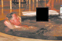 Comissão da Câmara dos Representantes questionou Bill Clinton sobre a foto no jacúzi. O ex-Presidente dos EUA disse que não sabia que esta tinha sido tirada quando se encontrava  no Brunei