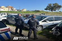Polícias da PSP inspecionam local com carros abandonados e em mau estado