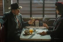 Penélope Cruz e elenco em cena de filme num café