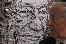 Vhils fez retrato oficial de Marcelo com camadas de jornais dos últimos dez anos