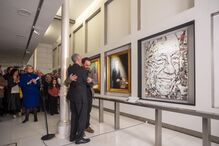 Vhils fez retrato oficial de Marcelo com camadas de jornais dos últimos dez anos