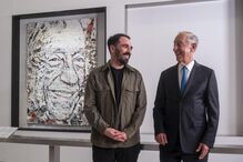 Vhils fez retrato oficial de Marcelo com camadas de jornais dos últimos dez anos