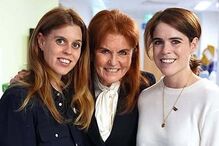 Sarah Ferguson com as filhas, princesas Beatrice e Eugenie
