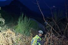 Equipa de resgate trabalha nas montanhas durante a noite