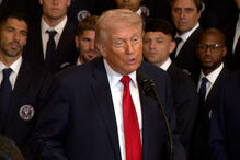 Trump faz declaração com equipa de futebol ao fundo