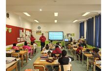 Bombeiros dão formação numa sala de aula com crianças