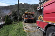 Casa parcialmente destruída devido a incêndio em Arouca. Há uma família desalojada