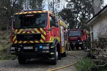 Casa parcialmente destruída devido a incêndio em Arouca. Há uma família desalojada