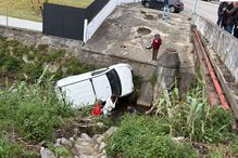 Dois feridos em despiste de carro seguido de queda para ribeira em Ovar