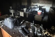 Incêndio destrói escritório em Matosinhos; bombeiros de Matosinhos-Leça e S. Mamede no local