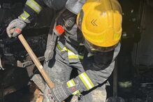 Bombeiros de Matosinhos-Leça e Infesta combatem incêndio num escritório em Matosinhos