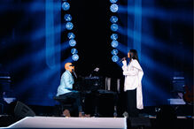 Sara Correia e pianista atuam no Meo Arena, em Lisboa, numa noite de fado