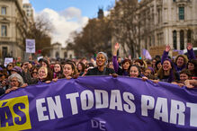 Mulheres gritam slogans durante um protesto pelo Dia Internacional da Mulher em Madrid, Espanha.