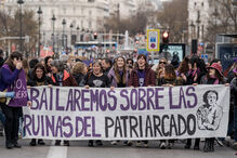 Mulheres carregam faixa durante manifestação convocada pela Comissão 8M devido ao Dia da Mulher, em Madrid, Espanha.