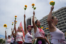 Mulheres marcham em comemoração do Dia Internacional da Mulher na praia de Copacabana, no Rio de Janeiro.