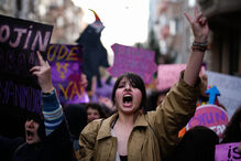 Mulheres gritam slogans durante protesto em comemoração do Dia Internacional da Mulher, em Istambul, Turquia.