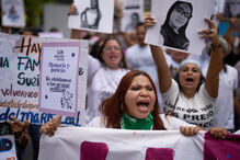 Mulheres marcham para marcar o Dia Internacional da Mulher em Caracas, Venezuela.
