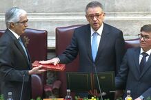 António José Seguro presta juramento sobre a Constituição e torna-se o novo Presidente da República