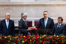 Seguro pede 'compromisso político claro' para Portugal. Presidente de tudo fará 'para estancar frenesim eleitoral'