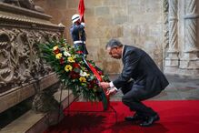 Seguro coloca coroa de flores no túmulo de Camões