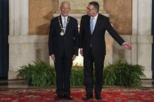 O novo Presidente da República, António José Seguro, condecora Marcelo Rebelo de Sousa