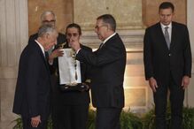 O novo Presidente da República, António José Seguro, condecora Marcelo Rebelo de Sousa