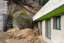 Penedo cai junto a moradia em Braga