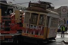 Elétrico de Lisboa removido por reboque após acidente na via pública