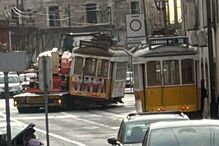 Elétrico 28 de Lisboa colide com camião na cidade