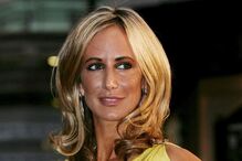 Mulher com vestido amarelo num evento